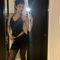 Tampil mengenakan busana dari Chanel, Jennie tampil seduktif dengan tank top renda potongan halter, rok mini dan stocking hitam dengan logo Chanel.  Foto: dok. Instagram/@jennierubyjane