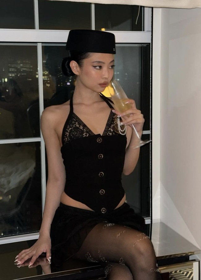 Meski menerima pujian, tidak sedikit pula mengkritik pilihan busananya. Jennie dinilai terlalu banyak menampilkan kulitnya. Foto: dok. Instagram/@jennierubyjane