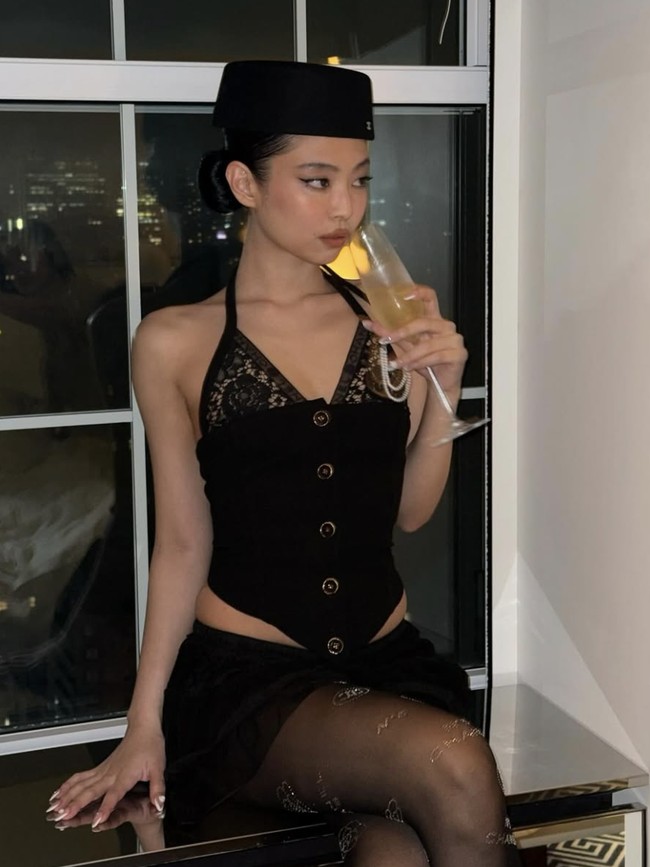 6 Gaya Jennie BLACKPINK Dikritik di After Party Met Gala, Pakai Tank Top Renda