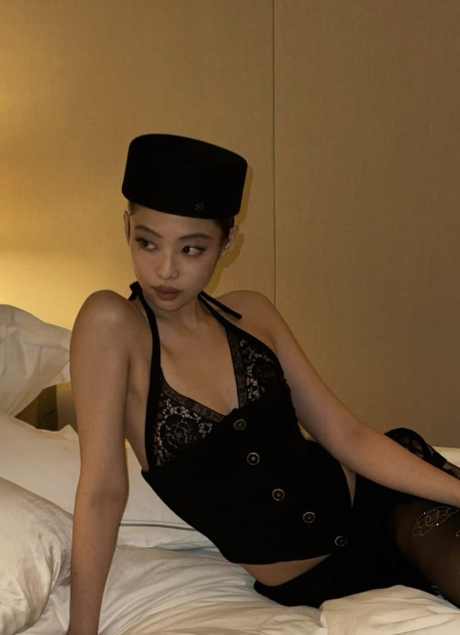 “Penampilanmu terlihat menjijikan,” tulis netizen di X. “Baju itu tidak cocok denganmu. Met Gala menunjukkan kecantikan,” komentar lainnya.  Foto: dok. Instagram/@jennierubyjane