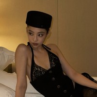 “Penampilanmu terlihat menjijikan,” tulis netizen di X. “Baju itu tidak cocok denganmu. Met Gala menunjukkan kecantikan,” komentar lainnya.  Foto: dok. Instagram/@jennierubyjane