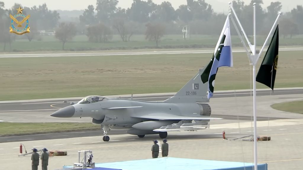 Jet Tempur buatan Chengdu Aircraft Corporation  (CAC) J-10 milik Pakistan. (Tangkapan Layar Youtube/Pakistan Air Force)