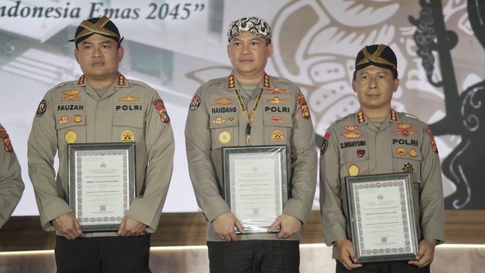 Kabid Humas Kombes Fauzan Sukmawansyah/kiri