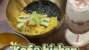 Video: Bisa Cicip Makanan Korea sambil Main Bareng Anjing Bichon