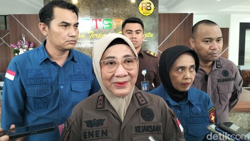Kajati NTB Enen Saribanon didampingi Plt Asisten Pidana Khusus Kejati NTB Ely Rahmawati dan Kasi Penkum Kejati NTB Efrien Saputera di kantornya, Kamis (8/5/2025).