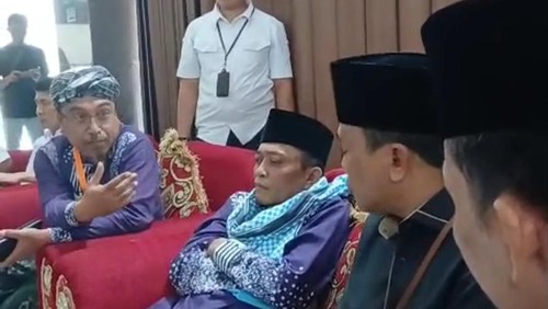 Kakanwil Kemenag NTB Zamroni Aziz saat menemui Bupati Lombok Tengah Lalu Pathul Bahri di Asrama Haji, Rabu (7/5/2025).