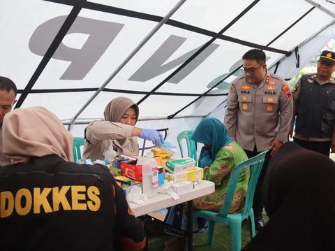 Kapolres Brebes, AKBP Achmad Oka Mahendra, mengunjungi korban tanah bergerak di Posko Pengungsian Gunungpoh, Desa Mendala, Kecamatan Sirampog, Selasa (6/5/2025).