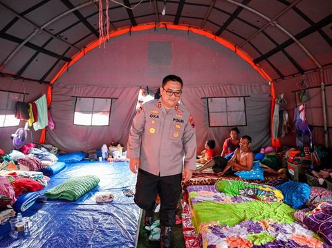 Kapolres Brebes, AKBP Achmad Oka Mahendra, mengunjungi korban tanah bergerak di Posko Pengungsian Gunungpoh, Desa Mendala, Kecamatan Sirampog, Selasa (6/5/2025).