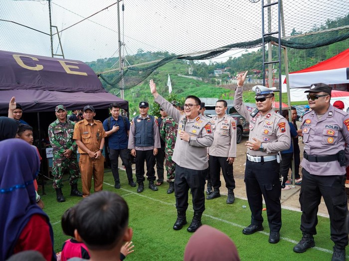 Kapolres Brebes, AKBP Achmad Oka Mahendra, mengunjungi korban tanah bergerak di Posko Pengungsian Gunungpoh, Desa Mendala, Kecamatan Sirampog, Selasa (6/5/2025).