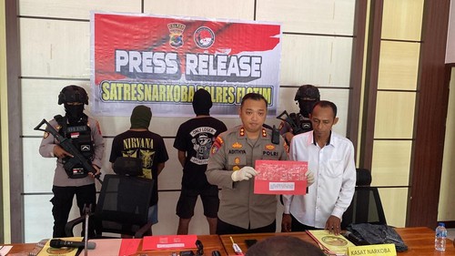 Kapolres Flores Timur, AKBP Adhitya Octorio Putra, saat merilis kasus narkoba, Kamis (8/5/2025).