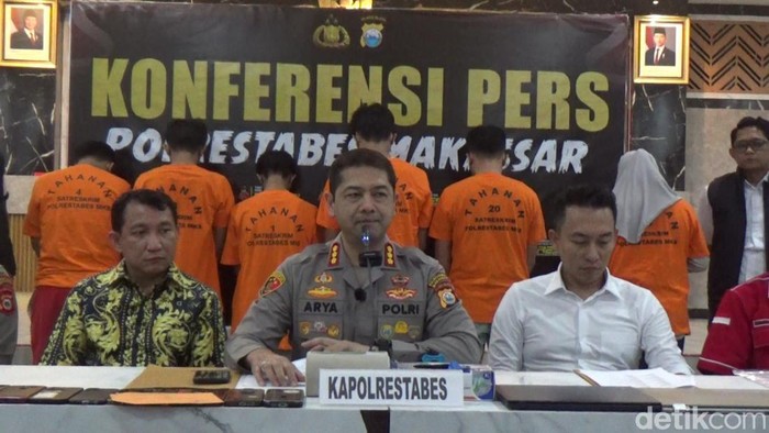Kapolrestabes Makassar Kombes Arya Perdana (tengah) saat merilis kasus sindikat kecurangan UTBK SNBT di Unhas.