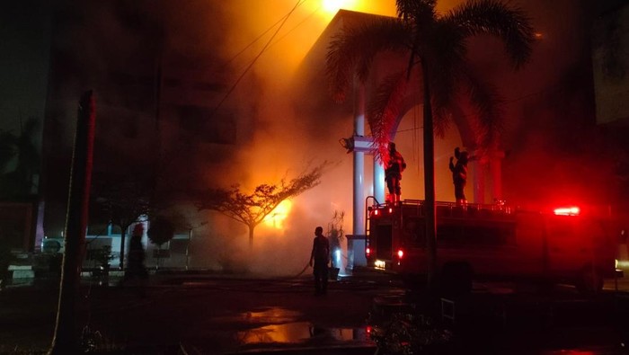 Kebakaran melanda Fakultas Kedokteran Universitas Andalas (Unand) di Jati Kota Padang, malam ini. (Dok. Istimewa)