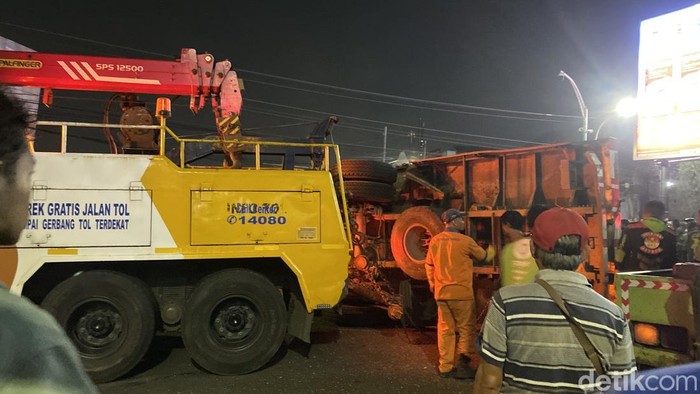 Truk bermuatan kertas diduga mengalami rem blong mengalami kecelakaan di turunan Jalan Dr. Wahidin, Kecamatan Candisari, Kota Semarang, Kamis (8/5/2025).