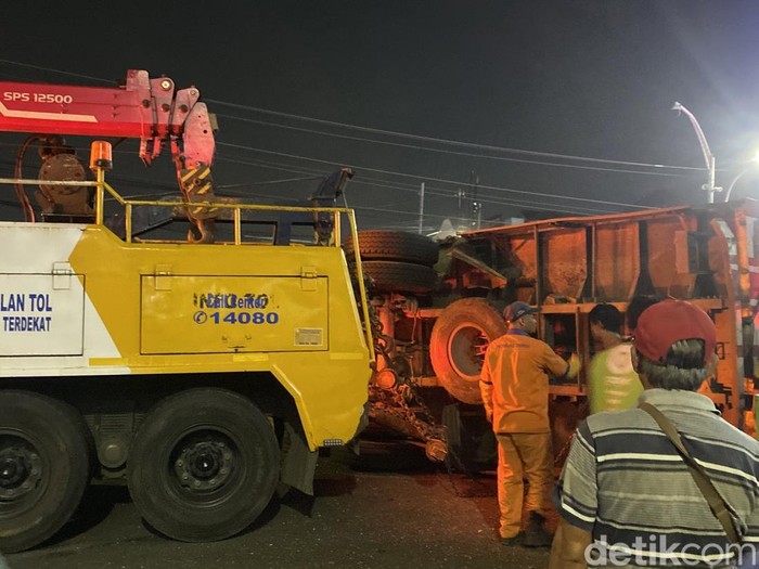 Truk bermuatan kertas diduga mengalami rem blong mengalami kecelakaan di turunan Jalan Dr. Wahidin, Kecamatan Candisari, Kota Semarang, Kamis (8/5/2025).