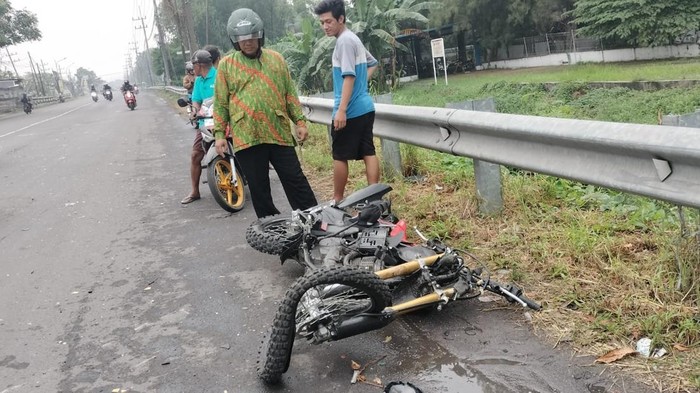 Penampakan motor korban yang tewas ditabrak truk di Gresik