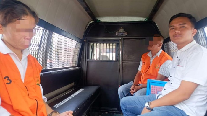 Kedua tersangka saat diserahkan ke kejaksaan. (Foto: Dok. Polres Samosir).
