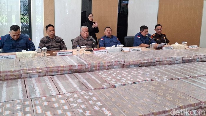 Kejagung menyita Rp 479 miliar terkait kasus tindak pidana pencucian uang (TPPU) PT Duta Palma Grup. Uang tersebut ditunjukkan ke publik. (Devi P/detikcom)