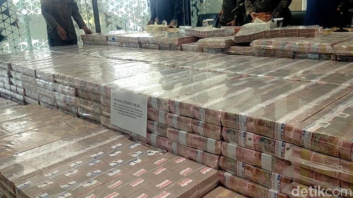 Kejagung menyita Rp 479 miliar terkait kasus tindak pidana pencucian uang (TPPU) PT Duta Palma Grup. Uang tersebut ditunjukkan ke publik. (Devi P/detikcom)