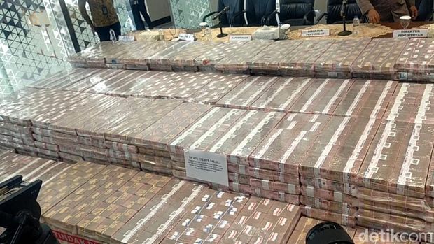 Kejagung menyita Rp 479 miliar terkait kasus tindak pidana pencucian uang (TPPU) PT Duta Palma Grup. Uang tersebut ditunjukkan ke publik. (Devi P/detikcom)