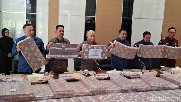 Kejagung menyita Rp 479 miliar terkait kasus tindak pidana pencucian uang (TPPU) PT Duta Palma Grup. Uang tersebut ditunjukkan ke publik. (Devi P/detikcom)