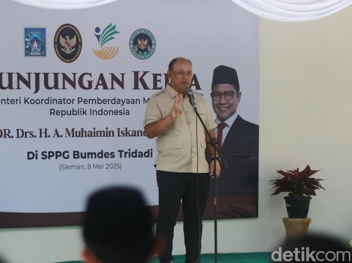 Kepala Badan Gizi Nasional (BGN) Dadan Hindayana di acara peresmian opersional SPPG Tridadi, Sleman, Kamis (8/5/2025).