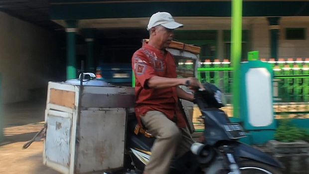 Keseharian Daliman saat berjualan bakso sehari-hari. Hasilnya dikumpulkan untuk naik haji.