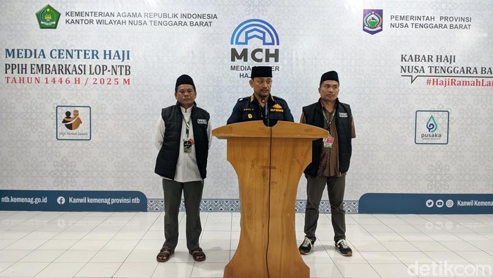 Ketua Tim Bina Haji Reguler Kanwil Kemenag NTB Syukri (kiri) bersama Plh Kepala Pelayanan Kesehatan Embarkasi Balai Kekarantinaan Kesehatan Kelas I Mataram Hairul Yamin saat konferensi pers di Asrama Haji  Lombok, Kamis (8/5/2025).