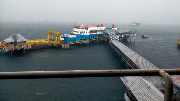 Kondisi Pelabuhan Ketapang ditutupi kabut saat hujan lebat.