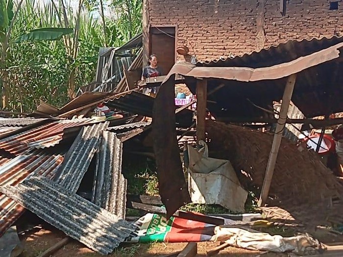 Kondisi rumah milik petani Pundenrejo, Kecamatan Tayu, Pati, yang dirusak massa bertopeng, Rabu (7/5/2025).