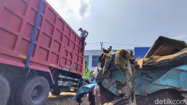 Kondisi truk dan angkot usai kecelakaan di Kalijambe, Purworejo, Kamis (8/5/2025). Kedua kendaraan kini sudah dievakuasi petugas.