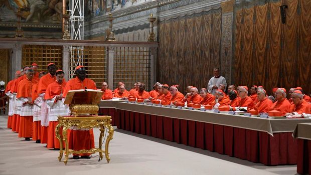 Konklaf untuk pemilihan Paus di Kapel Sistina, Vatikan, Rabu (7/5/2025) waktu setempat. (Vatican Media/Handout via REUTERS)