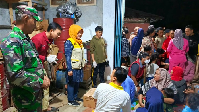 Korban keracunan massal di Kampung Babadan, Kelurahan/Kecamatan Palabuhanratu, Kabupaten Sukabumi.
