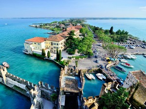 Sirmione, Kota Kecil yang Kacau Balau gegara Dibanjiri Turis