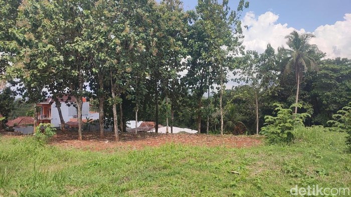 Lahan kosong bekas Pasar Munding di Desa Mekarjaya, Kecamatan Baregbeg, Kabupaten Ciamis yang rencananya akan dibangun kolam renang oleh Pemerintah desa setempat.