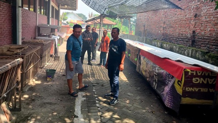 Lokas diduga sabung Ayam di Pasar Prapanca, Kota Mojokerto.