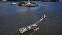 Address Hate hadir di New York: karya Saype menyerukan saling menghormati, saat lukisannya melewati ikon kebebasan Amerika.