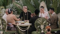Senyuman Maxime Bouttier pertama begitu merekah saat dinyatakan sah mengucap ijab kabul. Luna Maya yang ada di sampingnya tampak tersenyum bahagia. (Foto: dok Instagram)