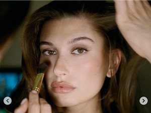 8 Produk Makeup Hailey Bieber Saat Met Gala 2025, Bisa Ditiru Buat Kondangan
