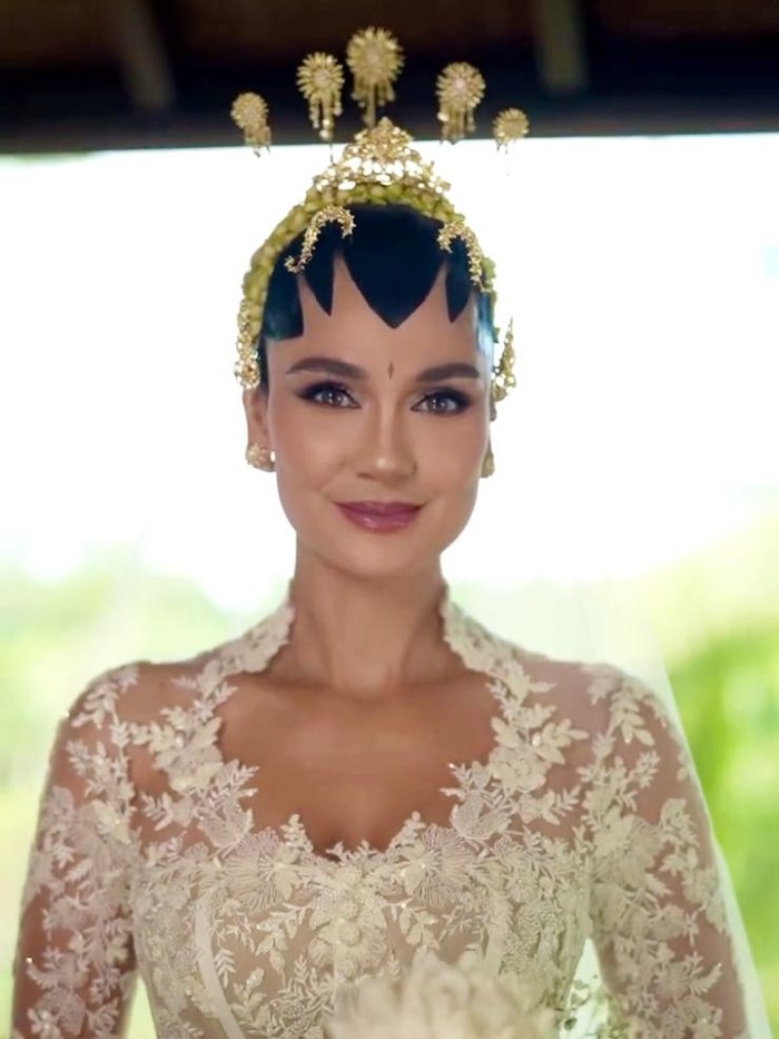 Makeup pengantin Luna Maya dengan adat Yogyakarta.