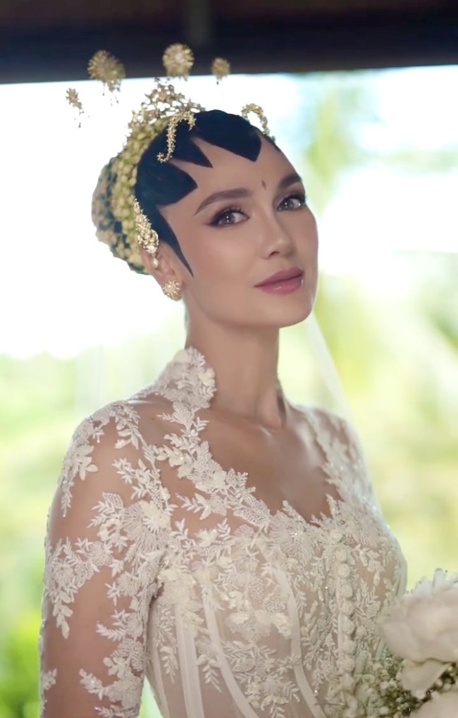 Saat akad, Luna Maya memakai riasan Paes Ageng dengan konsep adat Jawa Yogyakarta. Menariknya, istri Maxime Bouttier ini kemudian menjelaskan bahwa ia memang sengaja meminta paes yang tidak terlalu mengikuti pakem. Foto: Instagram/@andychunmakeup