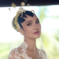 Saat akad, Luna Maya memakai riasan Paes Ageng dengan konsep adat Jawa Yogyakarta. Menariknya, istri Maxime Bouttier ini kemudian menjelaskan bahwa ia memang sengaja meminta paes yang tidak terlalu mengikuti pakem. Foto: Instagram/@andychunmakeup
