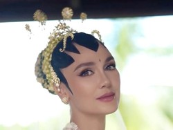 Luna Maya Tampil dengan Makeup Glowing dan Manglingi di Akad Nikah