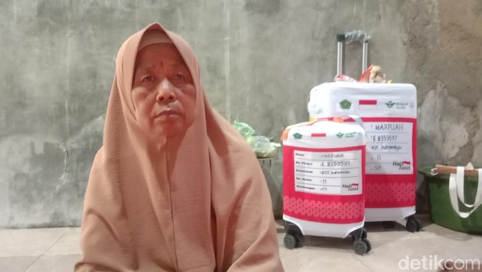 Marpuah seorang penjual jajanan tradisional geblog asal Kabupaten Indramayu naik haji