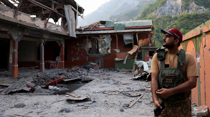 Masjid dan Bangunan yang Hancur oleh Rudal India Police officers look on as a cameraman films the Bilal Mosque, after it was hit by an Indian strike in Muzaffarabad, the capital of Pakistan-administered Kashmir, May 7, 2025. REUTERS/Akhtar Soomro