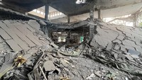 Bagian dalam sebuah masjid yang dilaporkan hancur di Muridke, Lahore, Pakistan (7/5/2025). (Gibran Peshimam/Reuters)