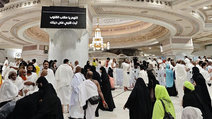 Umat Islam dari berbagai negara berjalan di Masjidil Haram, Makkah, Arab Saudi, Rabu (7/5/2025). Jamaah calon haji dari berbagai negara seperti Bangladesh, Pakistan dan Turkiye sudah sampai di Kota Makkah menjelang puncak ibadah haji yang diperkirakan jatuh pada 5-6 Juni mendatang, sementara jamaah calon haji Indonesia dijadwalkan memasuki Kota Makkah mulai 11 Mei 2025. ANTARA FOTO/Andika Wahyu