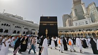 Ribuan jamaah tampak melakukan tawaf mengelilingi Kabah, menciptakan pemandangan yang khusyuk dan penuh kekhidmatan.