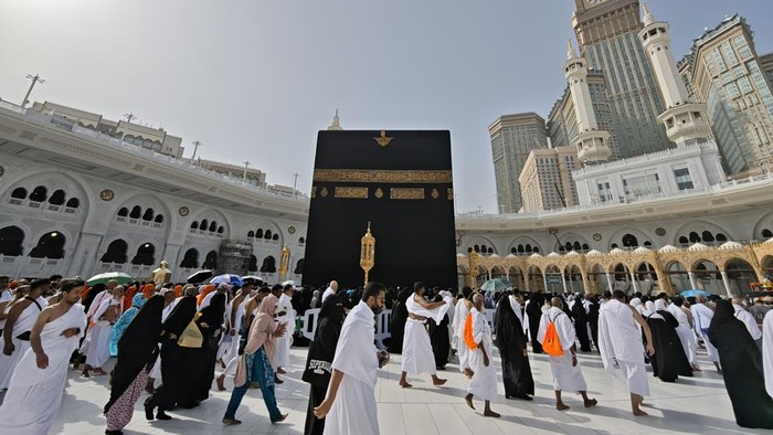 Umat Islam dari berbagai negara berjalan di Masjidil Haram, Makkah, Arab Saudi, Rabu (7/5/2025). Jamaah calon haji dari berbagai negara seperti Bangladesh, Pakistan dan Turkiye sudah sampai di Kota Makkah menjelang puncak ibadah haji yang diperkirakan jatuh pada 5-6 Juni mendatang, sementara jamaah calon haji Indonesia dijadwalkan memasuki Kota Makkah mulai 11 Mei 2025. ANTARA FOTO/Andika Wahyu