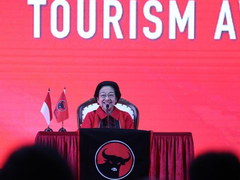Ketum PDIP, Megawati Soekarnoputri, memberikan sambutan dalam acara Trisakti Tourism Award di Grand Sahid Jaya Hotel, Jakarta, Kamis (8/5/2025). (Dok. PDIP)