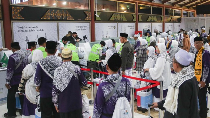 Jamaah calon haji antre untuk lapor diri saat pelayanan Makkah Route di Terminal Khusus Haji dan Umrah 2 F Bandara Soekarno Hatta, Tangerang, Banten, Kamis (8/5/2025). Kehadiran layanan Makkah Route yang disiapkan Kerajaan Arab Saudi dan PT Angkasa Pura Indonesia tersebut dalam sepekan terakhir telah berdampak pada proses keberangkatan jamaah calon haji berjalan lebih cepat tanpa harus melalui proses imigrasi saat tiba di Arab Saudi. ANTARA FOTO/Muhammad Iqbal/nym.